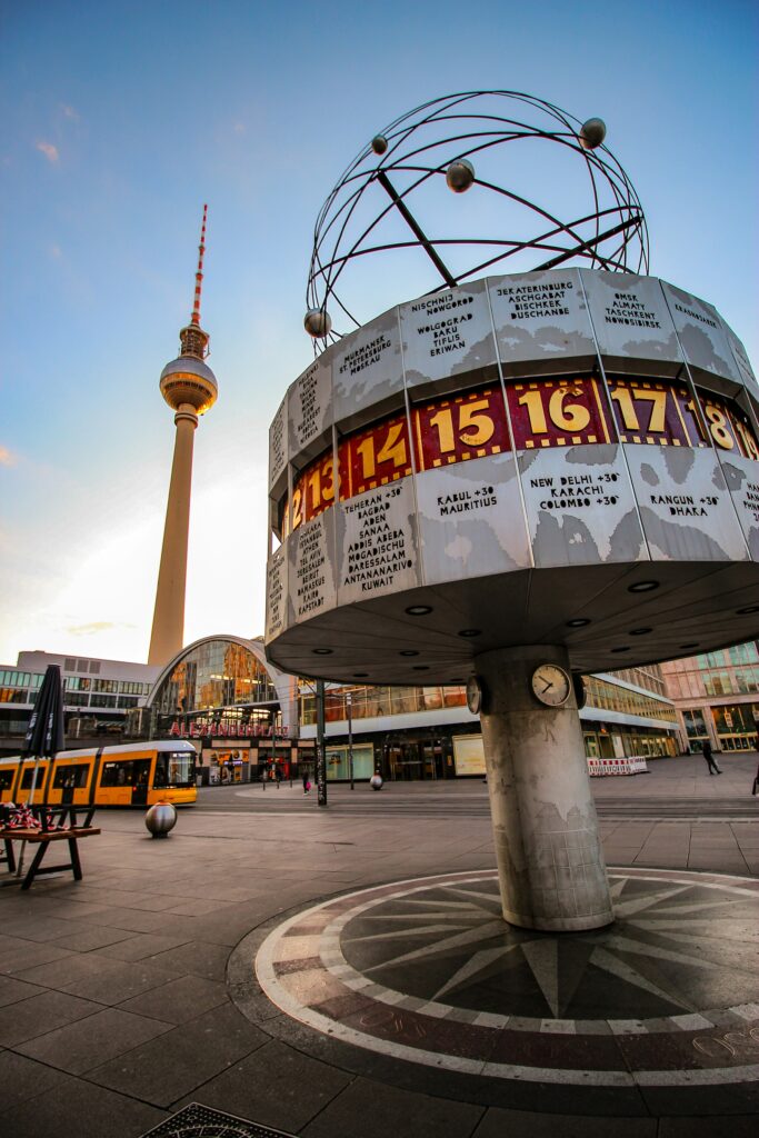 Die schönste Perspektive vom Alexanderplatz Berlin - mit Weltzeituhr und Fernsehturm
